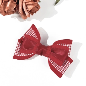 Détail du nœud papillon rouge en motif pied-de-poule avec ruban en satin élégant