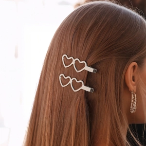 Paire de pinces à cheveux en métal argenté avec design cœur ajouré pour style minimaliste