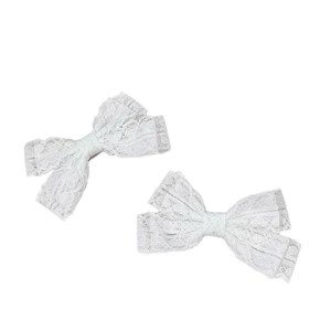 Paire de barrettes à cheveux élégantes en dentelle blanche avec motifs cœurs délicats