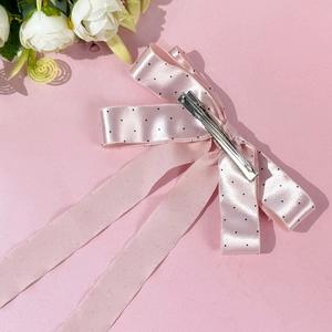 Pince à cheveux élégante en satin rose à pois avec longs rubans et clip en métal