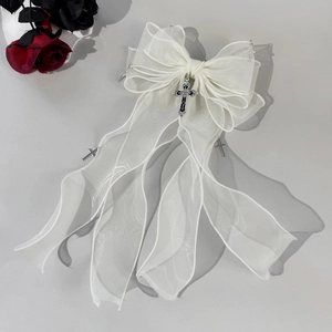 Détail de la pince à cheveux nœud en organza style Lolita avec pendentif croix en émail noir