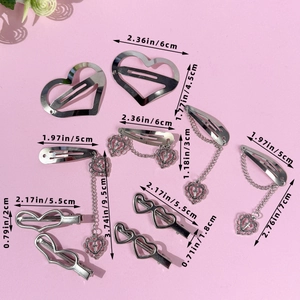 Barrettes à cheveux coeur en métal argenté avec breloques chaîne sur fond rose