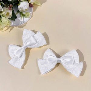 Lot élégant de deux barrettes à cheveux en dentelle et satin blancs style Lolita