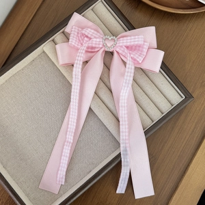 Barrette à cheveux à carreaux roses avec strass en cœur et longs rubans sur plateau