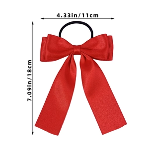 Tableau des tailles d'un nœud papillon en soie rouge mesurant 11 cm par 18 cm