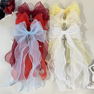 Noeuds à cheveux en organza gothique avec pendentifs croix en rouge, bleu et blanc