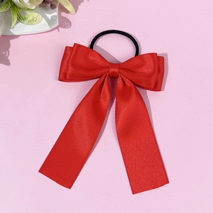 Détail du nœud papillon rouge en ruban avec élastique sur un fond rose doux