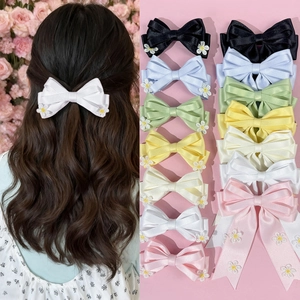 Barrettes à nœuds en satin pastel avec broderie marguerite et longs rubans fins