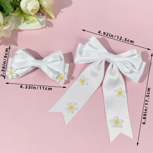 Barrettes à nœud floral avec broderie marguerite sur ruban de satin blanc en deux tailles