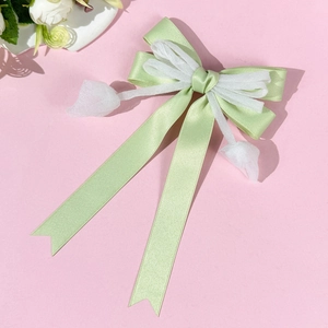 Fermaglio per capelli con fiocco in nastro di raso verde e rete bianca primaverile
