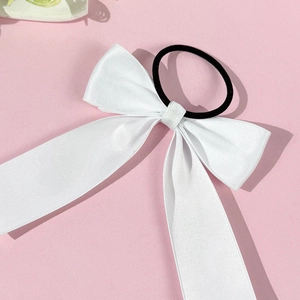 Élastique à cheveux élégant en satin blanc avec long ruban sur fond rose pour femme