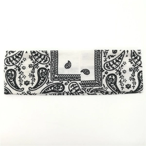 Détail du motif paisley sur un bandeau de sport élastique en maille blanche pour yoga