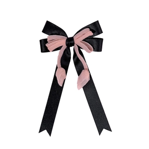 Elegante molletta per capelli con fiocco in raso nero e organza rosa stile primaverile