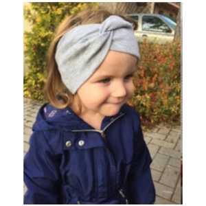 Bandeau en coton gris torsadé minimaliste pour tout-petits porté par un enfant dehors