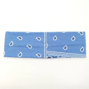 Vue détaillée du bandeau en maille bleu ciel à motif paisley avec couture élastique