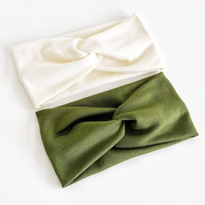 Bandeaux croisés en maille élastique beige et vert olive avec texture côtelée