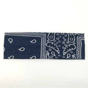 Détail du bandeau bleu marine à motif paisley montrant le tissu en maille douce et élastique