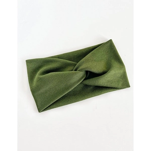 Gros plan du bandeau tricoté élastique vert armée avec un nœud croisé élégant