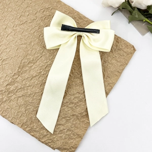 Barrette à cheveux élégante en satin crème avec grand nœud et rubans sur papier kraft