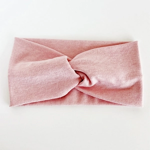 Détail d'un bandeau croisé rose large avec texture en maille côtelée élastique