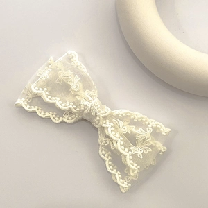 Barrette à cheveux élégante en dentelle crème double épaisseur avec broderies et détails pétales