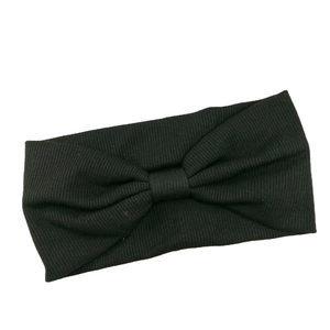 Black ribbed knitted headband with central knot design for sports and daily styling