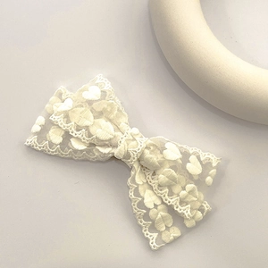 Barrette à cheveux élégante en dentelle crème avec broderie cœur et double nœud chic