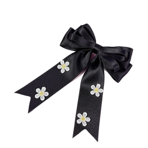 Barrette nœud en satin noir avec broderie de marguerites blanches de style pastoral