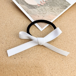 Elastico per capelli con fiocco bianco e nastro lungo per acconciatura a coda