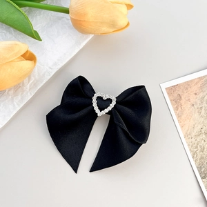 Barrette à cheveux élégante en satin noir avec un cœur en strass de style vintage français
