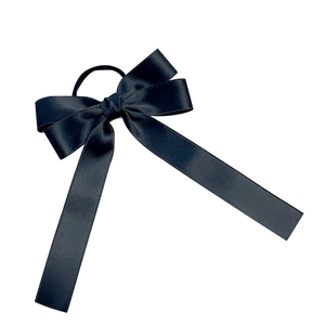 Élastique à cheveux élégant en satin noir avec longs rubans pour queue de cheval femme
