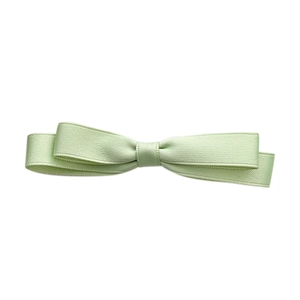 Dettaglio del fermaglio per capelli verde menta con nastro a doppio strato e texture