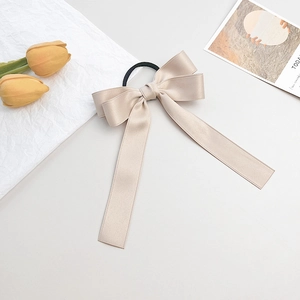 Chouchou ruban satin champagne style français avec de longs nœuds et texture élégante