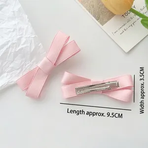Barrettes à cheveux à nœud rose avec pinces crocodile argentées pour filles sur blanc