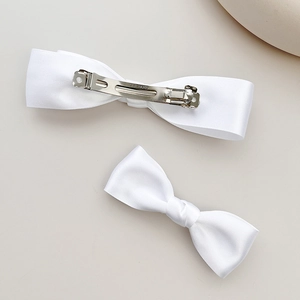 Set di due eleganti fermagli per capelli a fiocco in raso bianco con clip in metallo