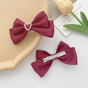 Barrettes à cheveux en satin bordeaux avec cœur en cristal et pince crocodile en métal