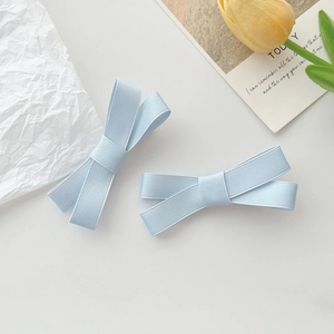 Paire de barrettes à cheveux nœud bleu clair en ruban gros-grain au style minimaliste