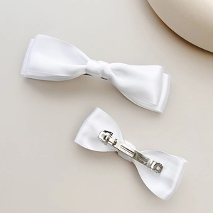 Set di due eleganti fermagli per capelli con fiocco in raso bianco e clip in metallo