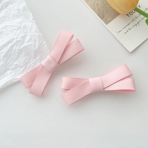 Détail de pinces à cheveux nuds roses sur fond propre avec des accessoires esthétiques