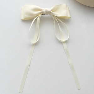 Barrette à cheveux élégante en satin crème avec longs rubans pour un style raffiné