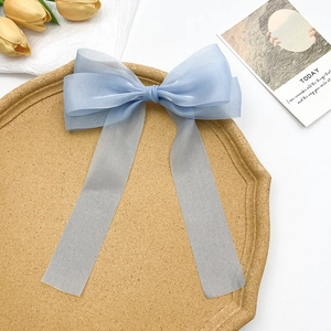 Barrette à cheveux élégante en tulle bleu clair avec de longs rubans fluides