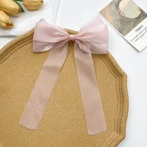 Barrette nœud élégante en organza rose avec longs rubans et finition en soie délicate