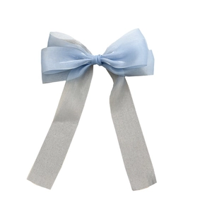Barrette à cheveux élégante en organza bleu clair avec nœud double et rubans