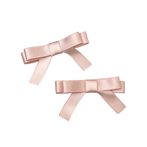 Paire de barrettes à nœud en satin rose clair pour femme avec finition soyeuse sur fond blanc