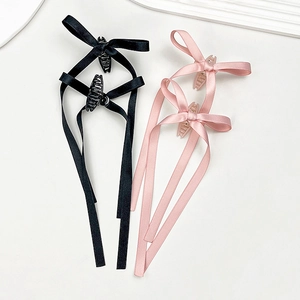 Set di fermagli per capelli con fiocchi in raso nero e rosa per uno styling elegante