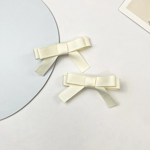 Barrettes à nœuds en soie crème avec de longs rubans au design minimaliste