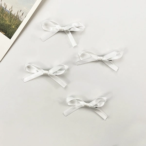 Lot de quatre élégantes barrettes à cheveux en ruban de satin blanc pour femmes et filles