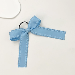 Fiocco per capelli in raso azzurro con bordi a volant in stile balletto minimal