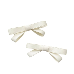 Zweiteiliges Set minimalistischer cremefarbener Haarspangen mit eleganter Ripsband-Textur
