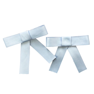 Coppia di fermagli per capelli con fiocco in raso azzurro con finitura lucida su bianco